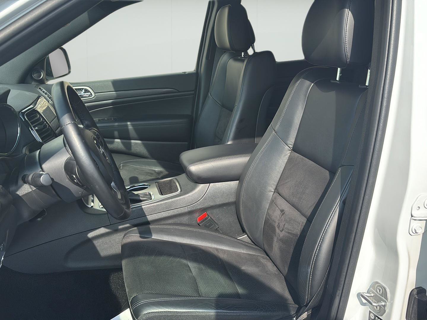 Used 2022 Jeep Grand Cherokee Laredo X AWD/4WD image 5