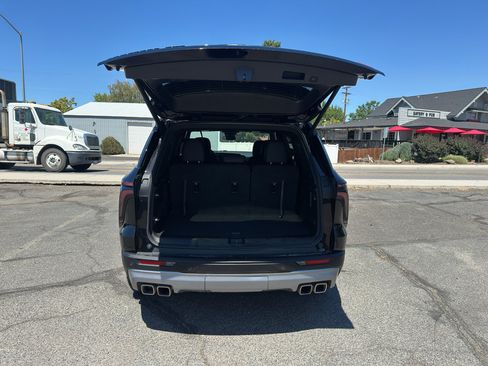 Used 2025 Chevrolet Traverse Z71 w/ LPO, Floor Liner Package AWD/4WD image 12