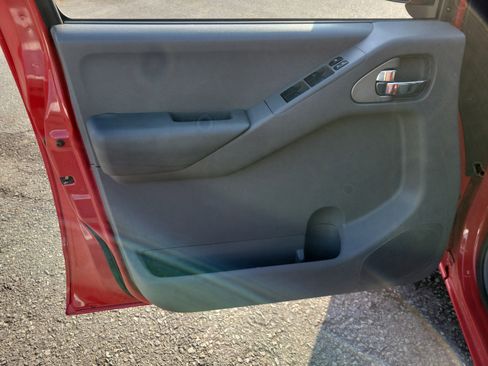 Used 2010 Nissan Frontier SE image 15