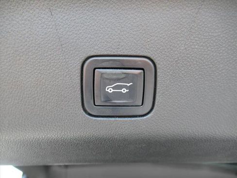 Used 2022 Chevrolet Suburban LT w/ Luxury Package AWD/4WD image 38