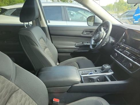 Used 2025 Nissan Pathfinder SV w/ SV Premium Package FWD image 10