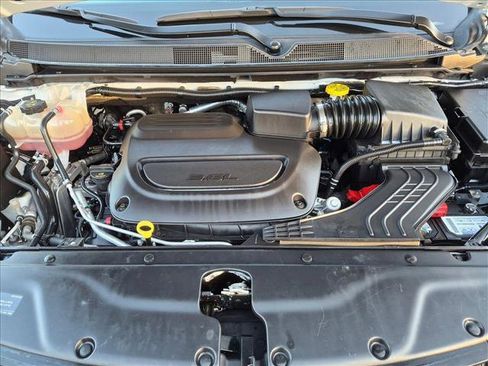 Used 2021 Chrysler Pacifica Touring-L w/ Uconnect Theater Family Group FWD image 21
