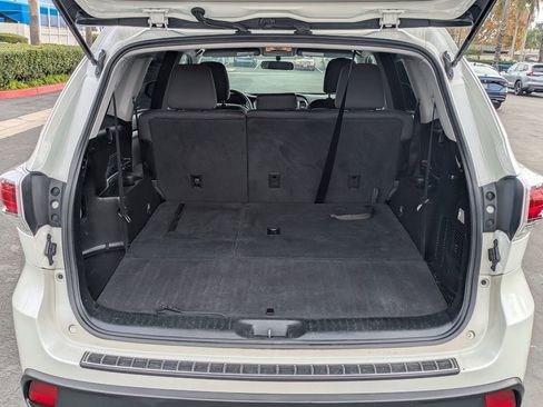 Used 2015 Toyota Highlander LE image 19