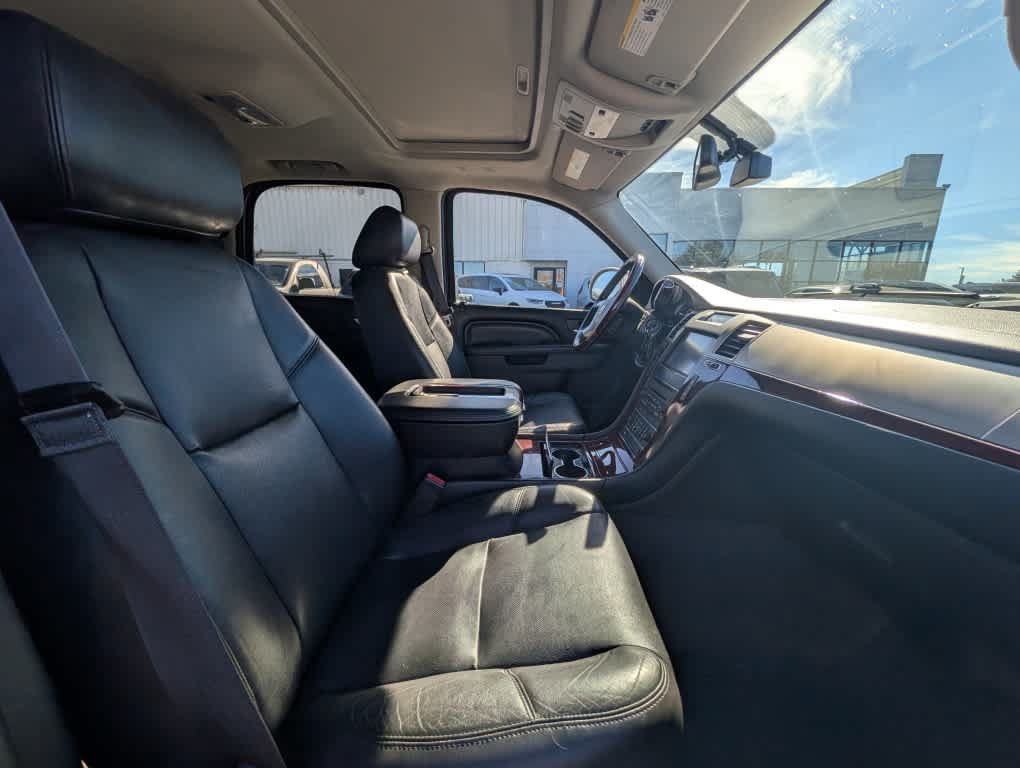 Used 2014 Cadillac Escalade Luxury AWD/4WD image 24