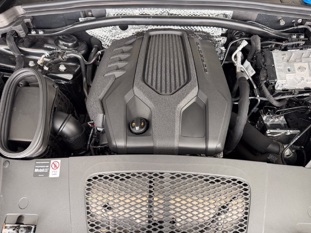 Certified 2026 Porsche Macan AWD/4WD image 28