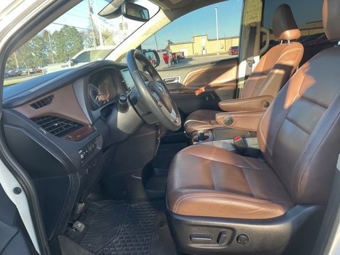 Used 2020 Toyota Sienna XLE image 12