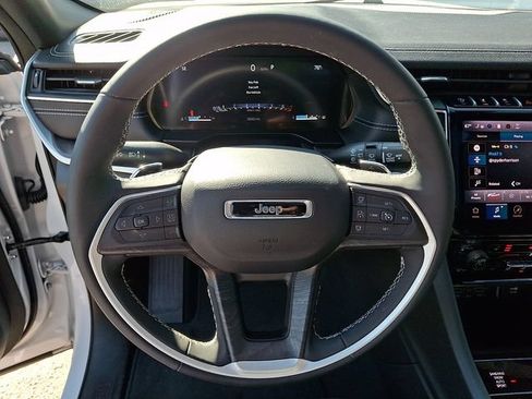 Used 2025 Jeep Grand Cherokee Limited w/ Black Appearance Package AWD/4WD image 16