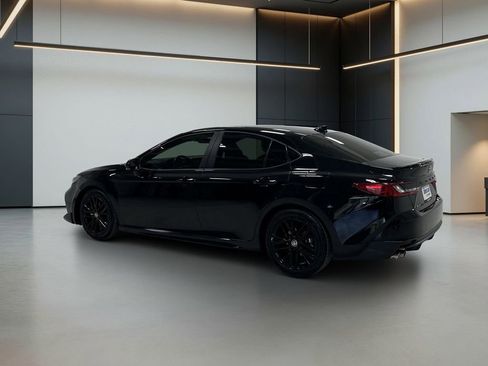 Used 2025 Toyota Camry SE FWD image 3