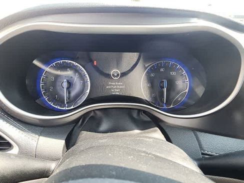 Used 2023 Chrysler Pacifica Touring-L FWD image 24