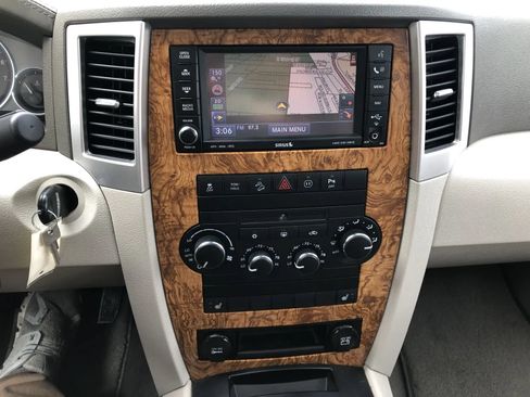 Used 2010 Jeep Grand Cherokee Limited w/ Trailer Tow Group IV AWD/4WD image 25