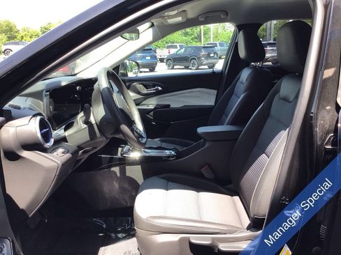 Used 2025 Chevrolet Trax LT FWD image 23