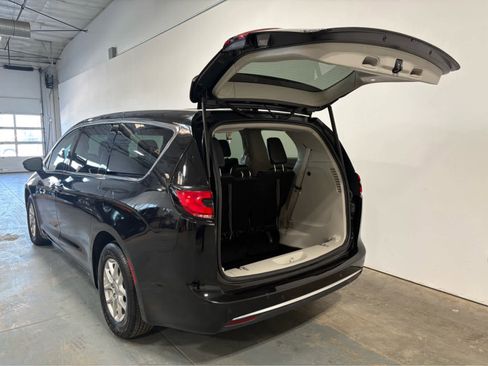 Used 2024 Chrysler Pacifica Touring-L FWD image 4