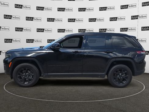Used 2025 Jeep Grand Cherokee Altitude AWD/4WD image 3