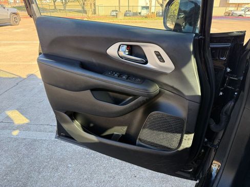 Used 2025 Chrysler Pacifica Limited image 20