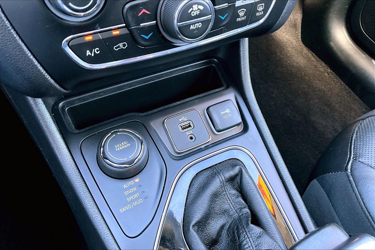 Used 2019 Jeep Cherokee Limited w/ Luxury Group AWD/4WD image 24