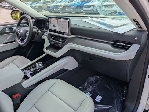 New 2026 Ford Explorer Platinum image 39