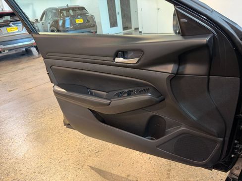 Used 2025 Nissan Altima 2.5 SV FWD image 18