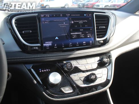 Used 2025 Chrysler Pacifica Limited image 17