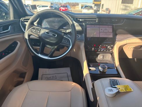 Used 2024 Jeep Grand Cherokee Limited image 6