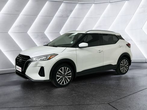 Used 2023 Nissan Kicks SV image 3