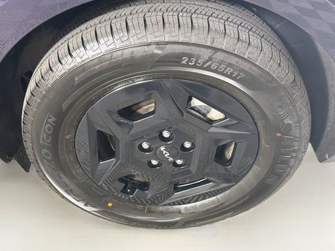 Used 2025 Kia Carnival FWD image 11