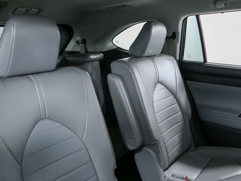 Used 2024 Toyota Highlander XLE FWD image 29