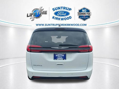 Used 2023 Chrysler Pacifica Touring-L FWD image 30