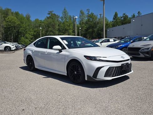 Used 2025 Toyota Camry SE FWD image 2