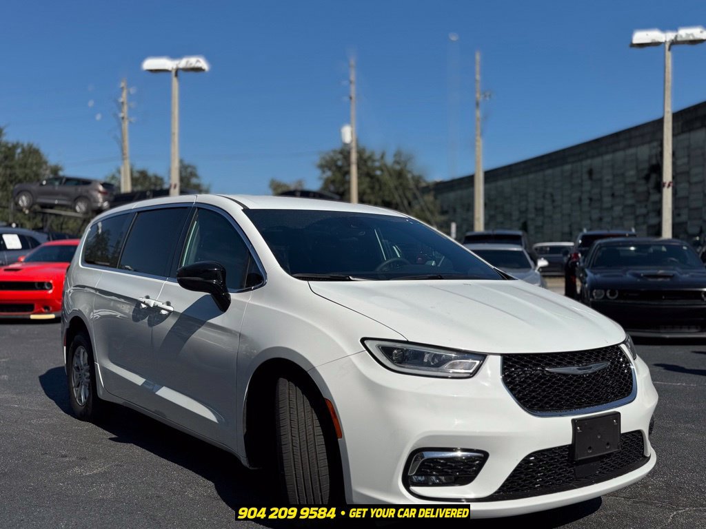 Used 2025 Chrysler Pacifica Select FWD image 9