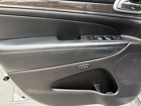 Used 2018 Jeep Grand Cherokee Overland AWD/4WD image 17