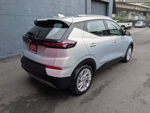 Used 2023 Chevrolet Bolt EUV LT w/ Comfort Package FWD image 3