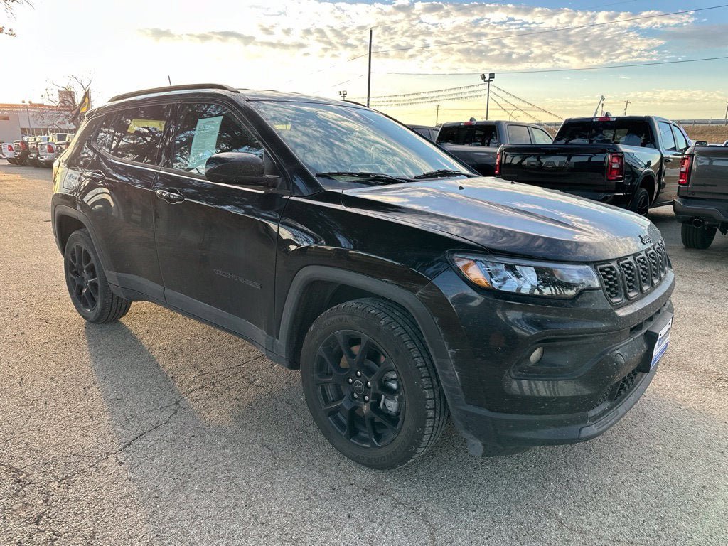 Used 2025 Jeep Compass Latitude w/ Altitude Special Edition AWD/4WD image 2