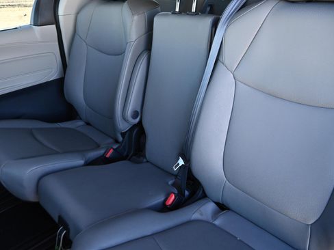 Used 2023 Toyota Sienna XLE image 11