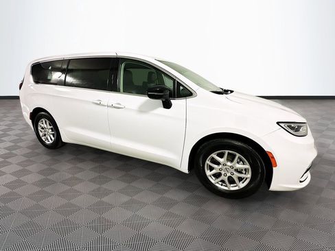 Used 2024 Chrysler Pacifica Touring-L FWD image 8