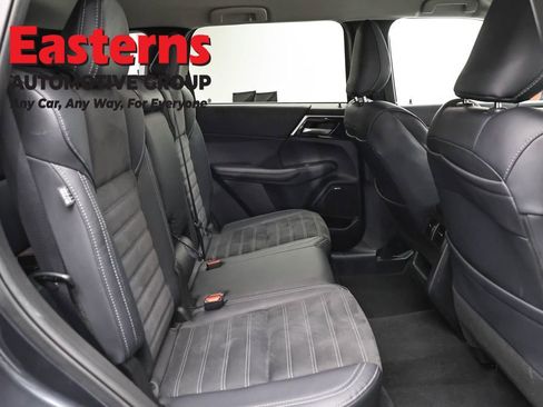 Used 2025 Mitsubishi Outlander SE FWD image 23