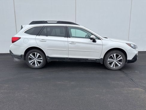 Used 2018 Subaru Outback 3.6R Limited image 2