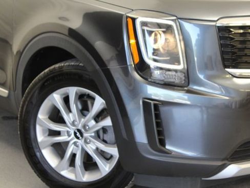 Used 2022 Kia Telluride LX AWD/4WD image 2