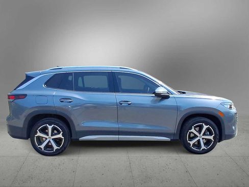 Used 2025 Volkswagen Tiguan SE AWD/4WD image 9