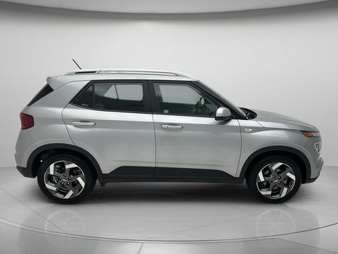 Used 2025 Hyundai Venue SEL FWD image 4