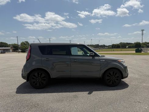 Used 2015 Kia Soul ! w/ Sun & Sound Package FWD image 2