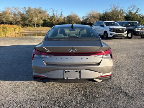 Used 2021 Hyundai Elantra SE image 6