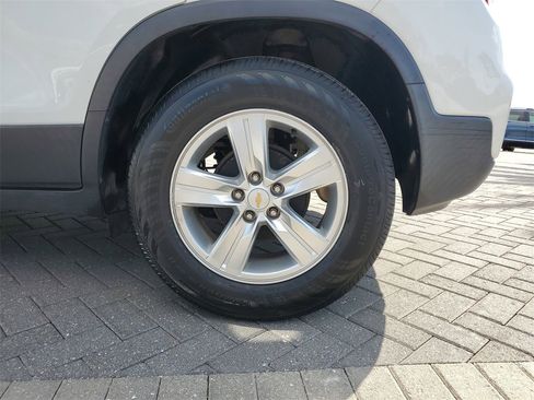 Used 2018 Chevrolet Trax LT w/ LT Convenience Package image 9