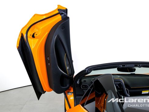 Used 2025 McLaren Artura Spider image 12