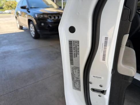 Used 2025 Jeep Compass Limited AWD/4WD image 30