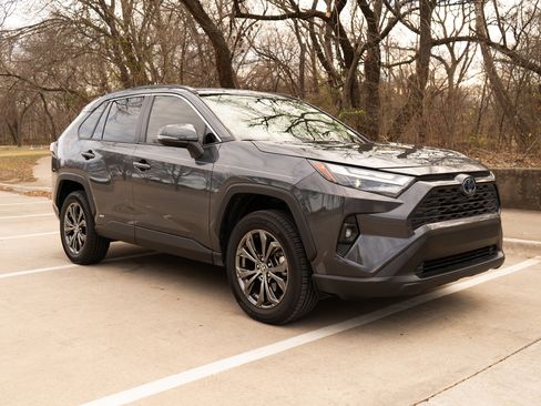 Used 2022 Toyota RAV4 XLE Premium image 2