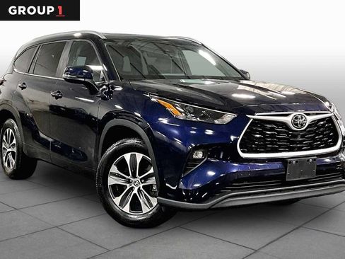 Certified 2025 Toyota Highlander XLE AWD/4WD image 3