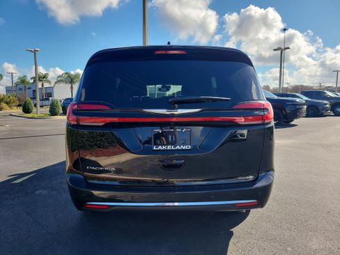 New 2026 Chrysler Pacifica Select image 7