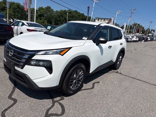 Used 2024 Nissan Rogue S AWD/4WD image 2