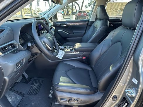 New 2026 Toyota Highlander Limited image 18
