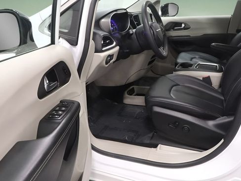 Certified 2024 Chrysler Pacifica Touring-L FWD image 9